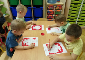 chłopcy malują godło Polski